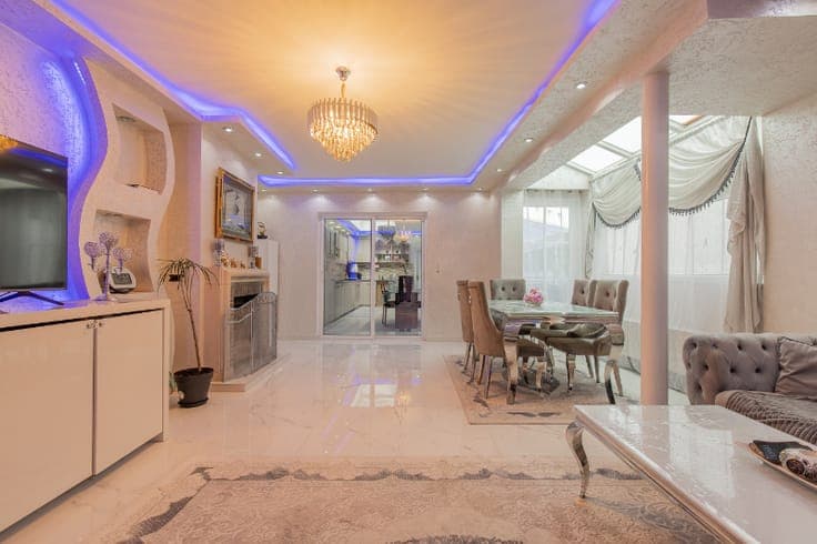 Fully renovated home (2023) with kangaroo living area and...