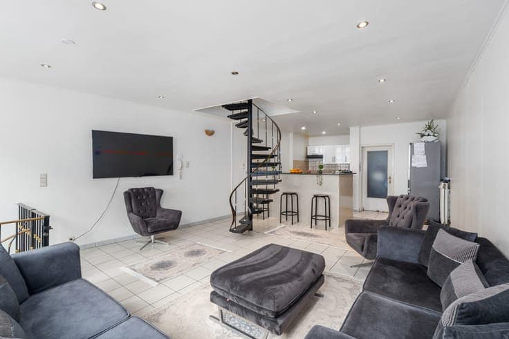 Investment property with duplex & shop