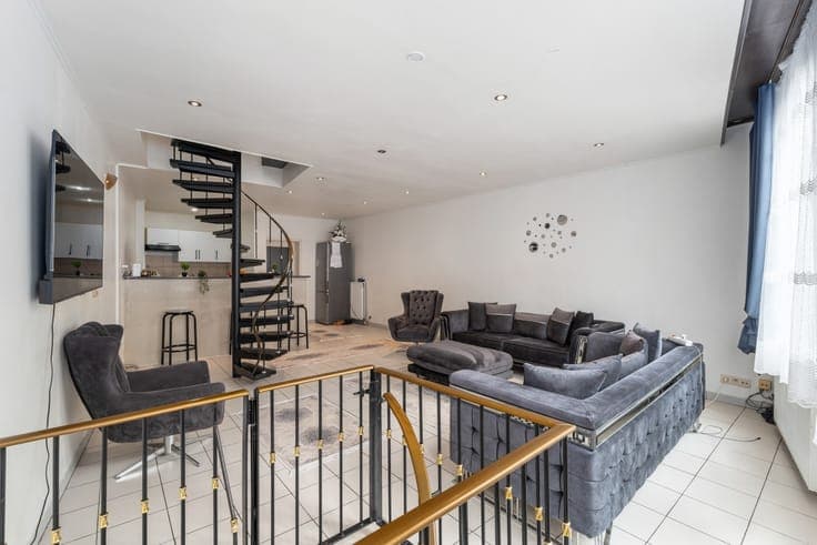 Investment property with duplex & shop