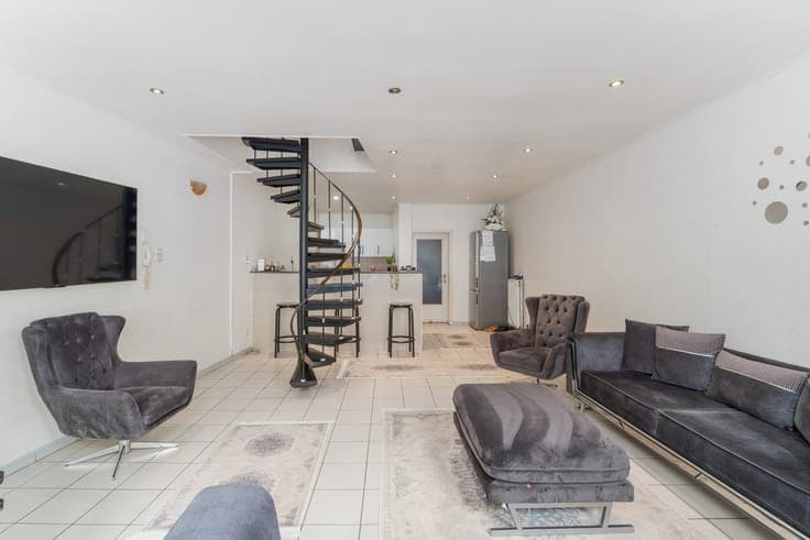 Investment property with duplex & shop
