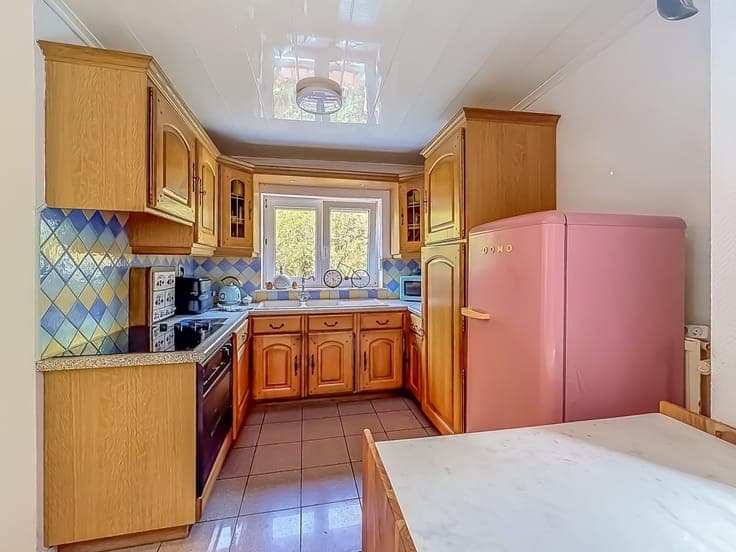 JOLIE MAISON AVEC GARAGE ET TERRAIN EN ZONE DHABITAT