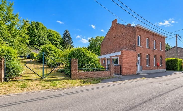 JOLIE MAISON AVEC GARAGE ET TERRAIN EN ZONE DHABITAT
