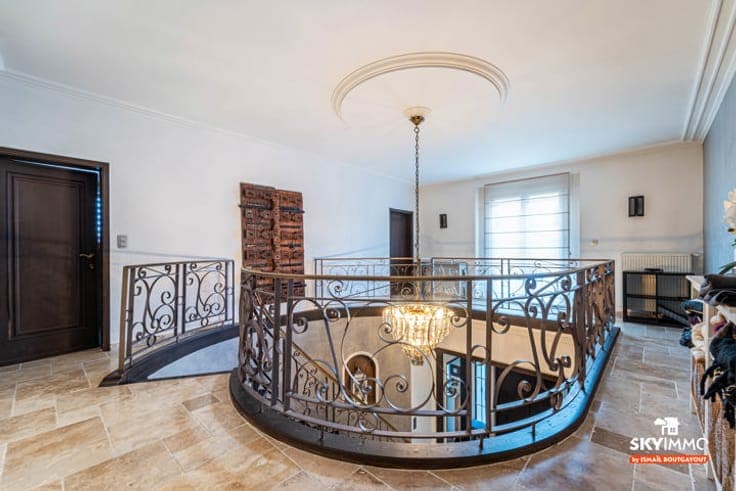 VILLA D’EXCEPTION AUX VOLUMES IMPRESSIONNANTS - PEB D+