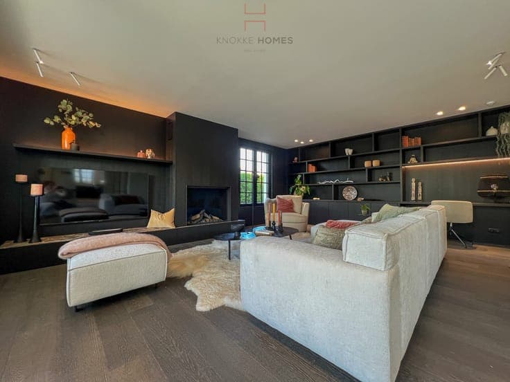 Large renovated villa in residential villa district near ...