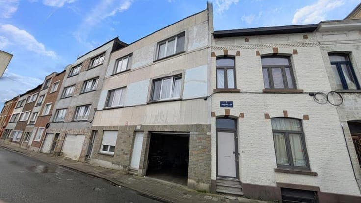 INVESTMENT PROPERTY WITH 3 UNITS, GARAGE AND WAREHOUSE