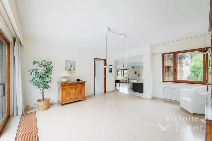 Arboretum Neighborhood: Spacious 5 Bedroom Villa on 9 ares