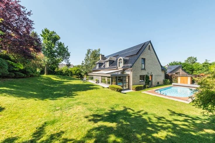 Beautiful 5-bedroom villa with pool