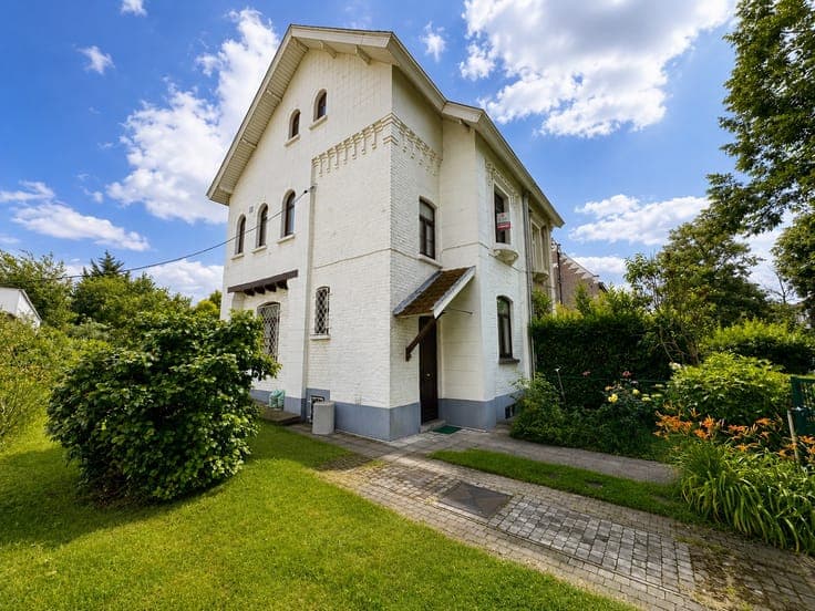 Maison 3 façades de caractère avec jardin