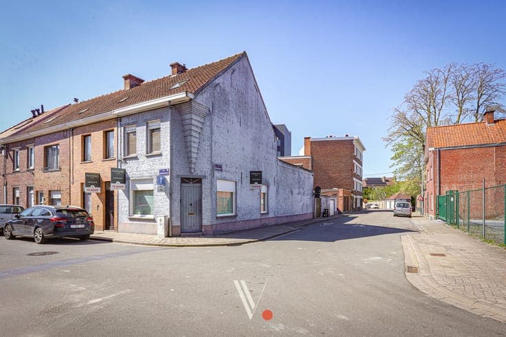 Hoekwoning met stadstuin en garage in het centrum van Izegem