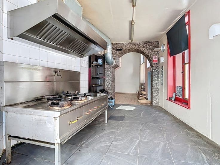 Investment property: retail unit as snack + 6 studios