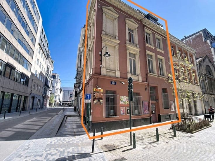 Investment property: retail unit as snack + 6 studios