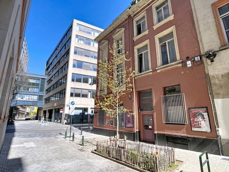 Investment property: retail unit as snack + 6 studios