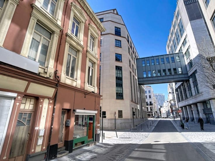 Investment property: retail unit as snack + 6 studios