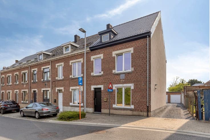 3-bedroom townhouse with a garden and 2 garages