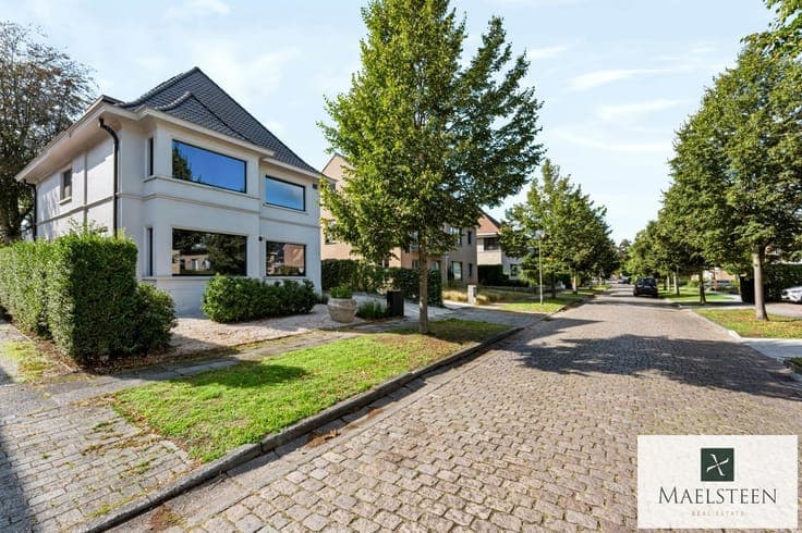 High-end move-in ready villa on 1076 m² in Sint-Andries