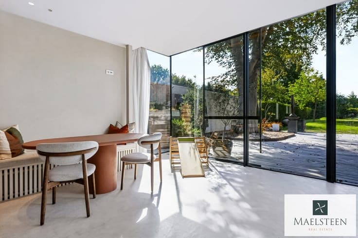 High-end move-in ready villa on 1076 m² in Sint-Andries