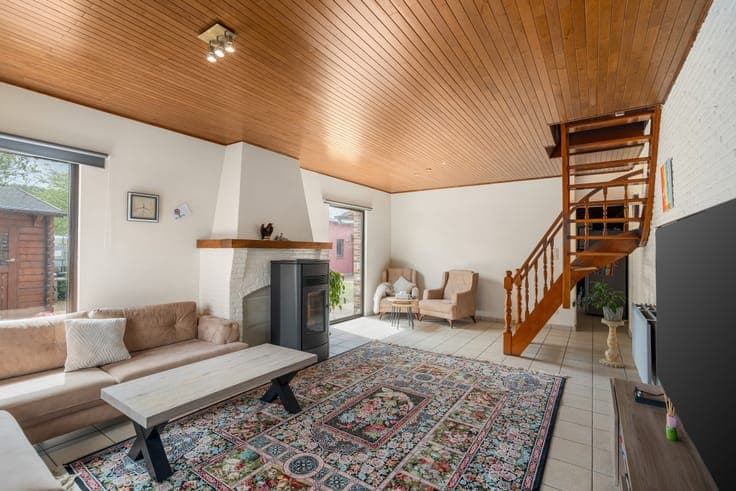 Semi-detached home with garden & garage