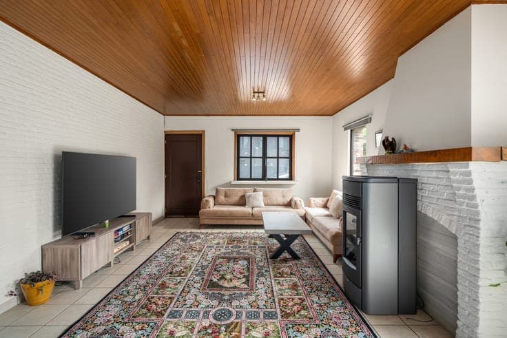 Semi-detached home with garden & garage