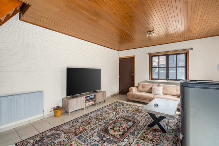 Semi-detached home with garden & garage