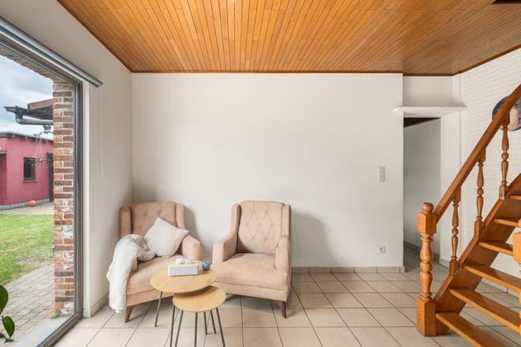Semi-detached home with garden & garage