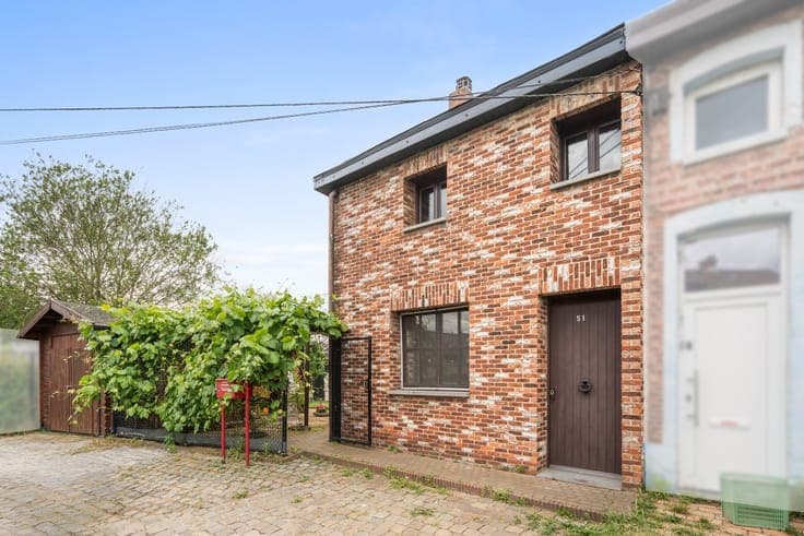 Semi-detached home with garden & garage