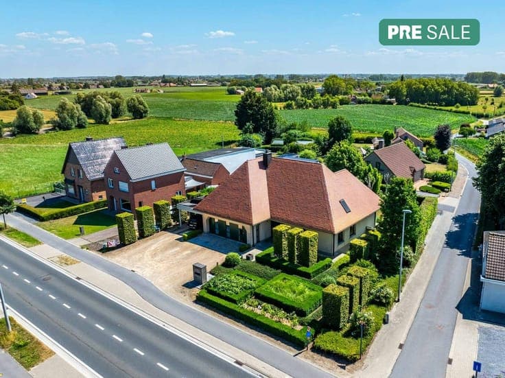 Exceptional villa with practice space or home office