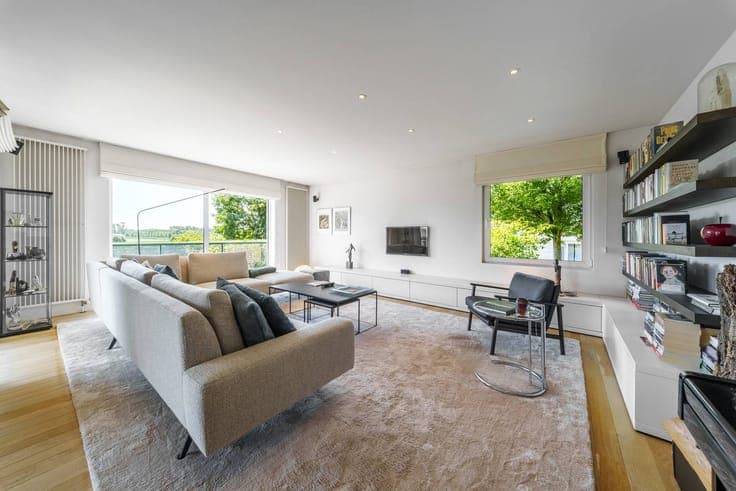 Exceptional villa with practice space or home office