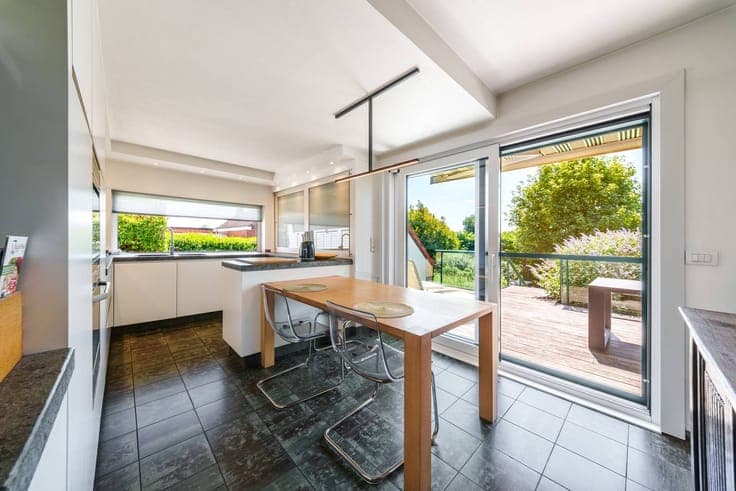 Exceptional villa with practice space or home office