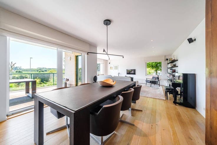 Exceptional villa with practice space or home office
