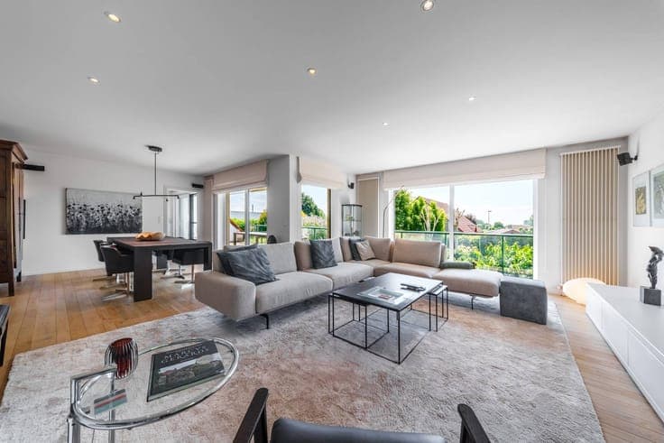 Exceptional villa with practice space or home office