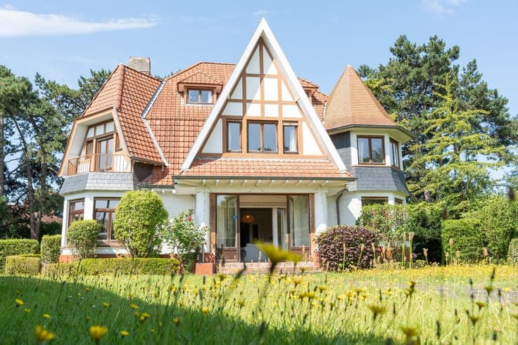 Karaktervolle interbellum villa in cottagestijl te koop.
