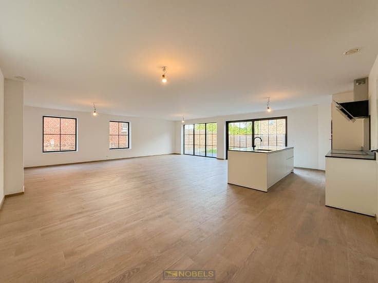 Te koop, ruime nieuwbouwwoning met 4 slaapkamers en tuin ...
