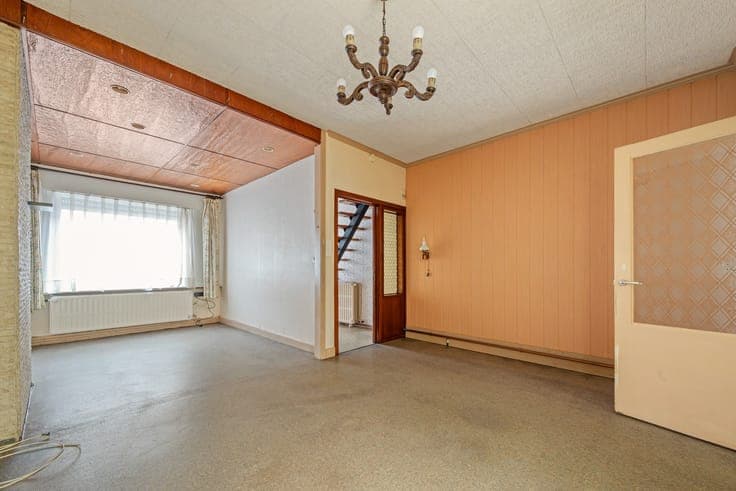 Op te frissen woning met 2 slpks, tuin en garage!