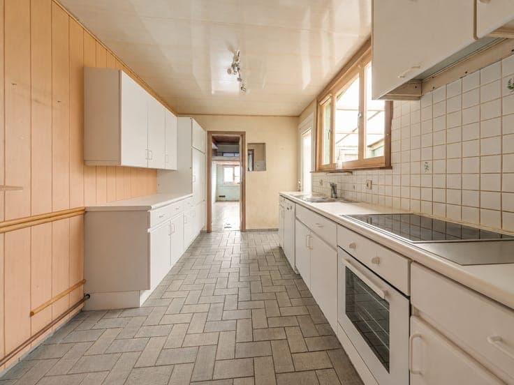 Op te frissen woning met 2 slpks, tuin en garage!