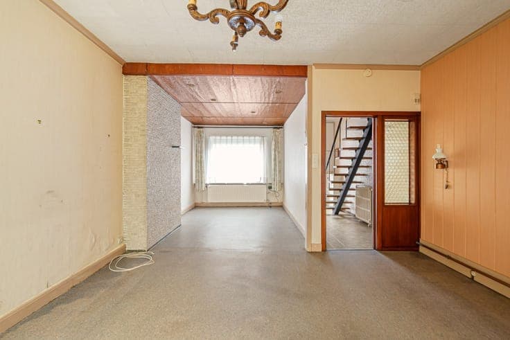 Op te frissen woning met 2 slpks, tuin en garage!