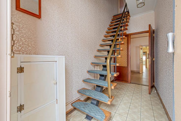 Op te frissen woning met 2 slpks, tuin en garage!