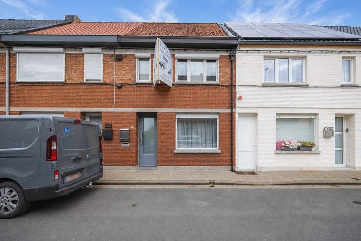 Op te frissen woning met 2 slpks, tuin en garage!