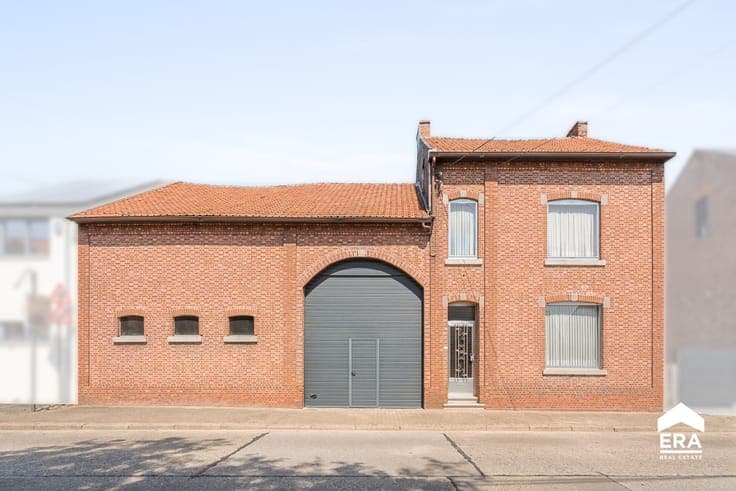 Semi-detached home with large warehouse