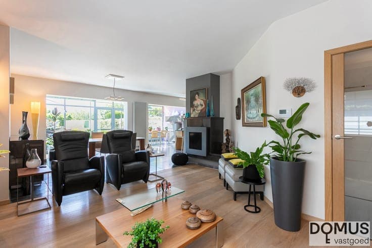 Move-in ready 3-sided house in a prime location