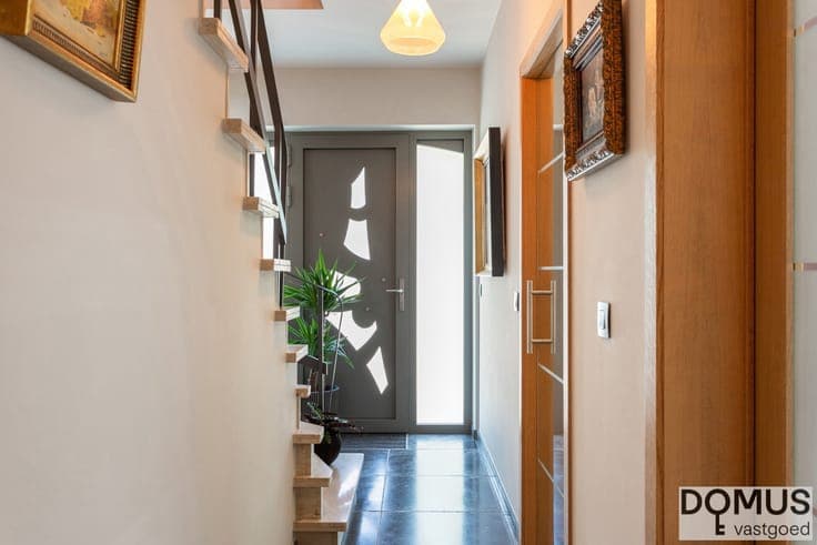 Move-in ready 3-sided house in a prime location