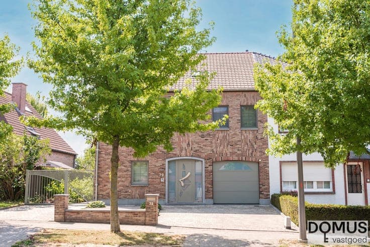 Move-in ready 3-sided house in a prime location