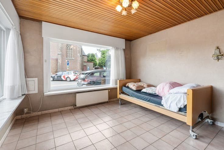 Spacious home with garage in Ooigem centre