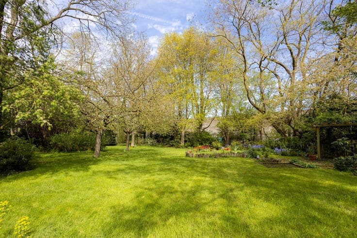 Beautiful spacious townhouse with a large garden for sale!