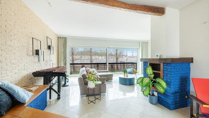 Spacious home with garage and solar panels in the heart of
