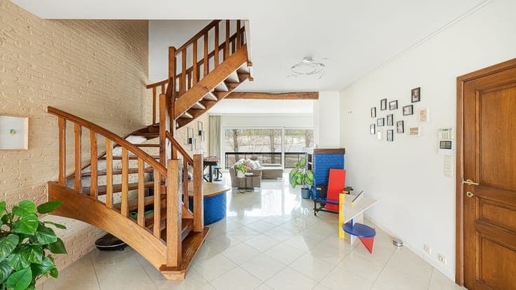 Spacious home with garage and solar panels in the heart of