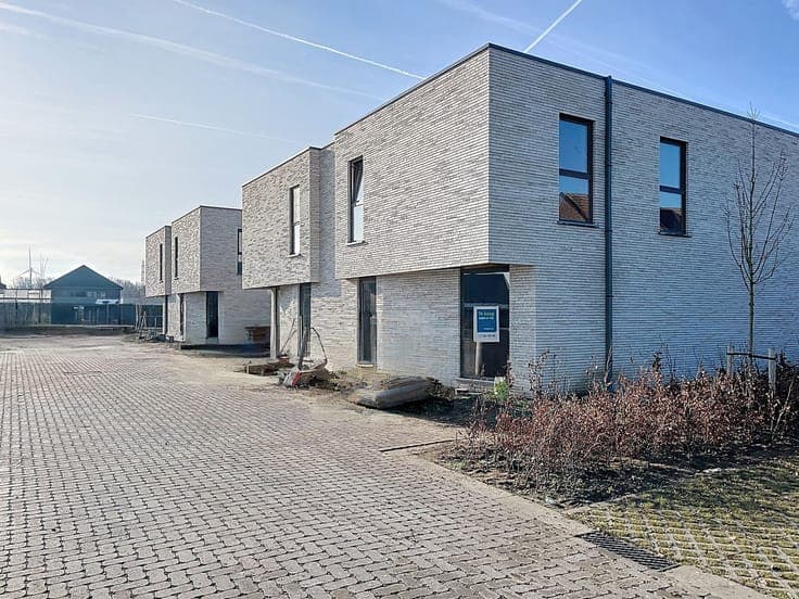 Nieuwbouw met 3 slpks en 2 aangelegde parkeerplaatsen