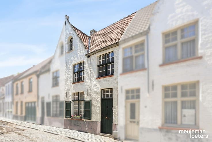 Charming move-in ready city house with sunny courtyard