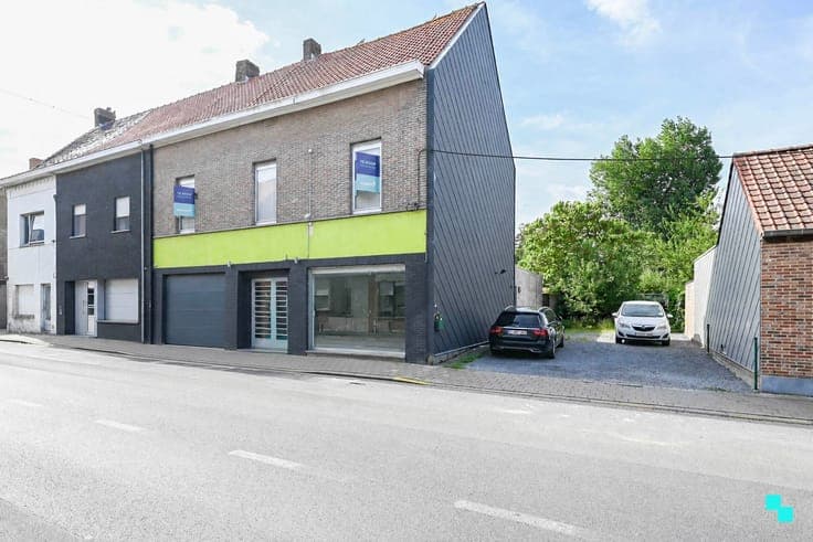 Te renoveren handelshuis nabij het centrum van Lauwe