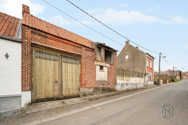 Maison 3 façades sur 1570m² à rénover totalement.