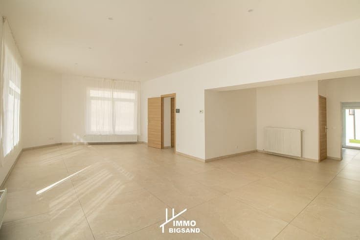 Volledig gerenoveerde woning met 4 slaapkamers, 2 badkame...